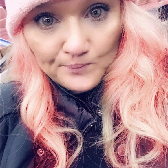 Meet your Posher, Loni🖤 - Picture 6 of 8